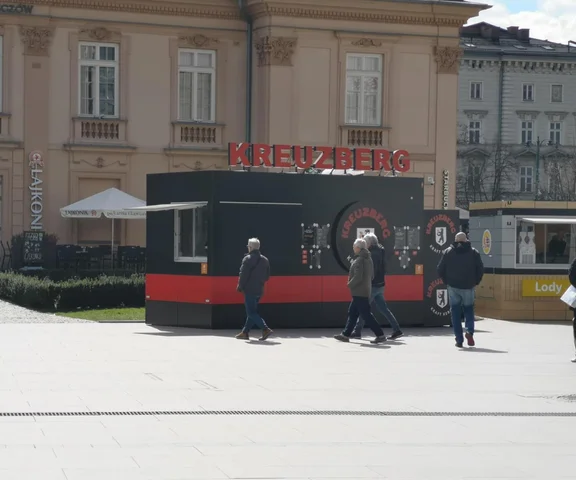 Kontrowersyjny kebab Filipa Chajzera zniknął. Mieszkańcy odetchnęli