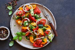 Sałatka jerozolimska: przepis na soczystą surówkę z pomidorów i ogórków