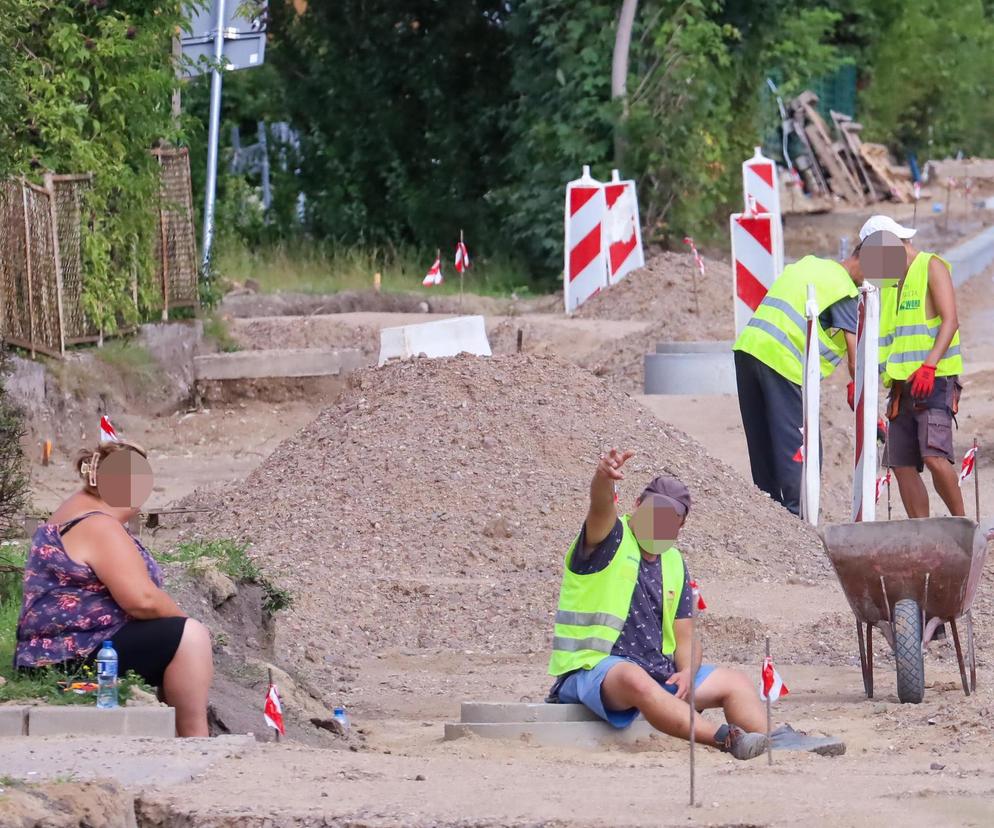 Kierowcy tkwią w korkach, robotnicy się śmieją