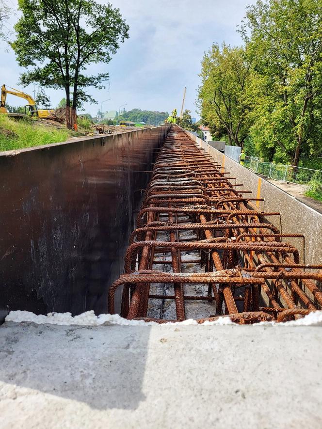 Nowy wiadukt rośnie w oczach. Postępy prac na przebudowie trasy Łazienkowskiej