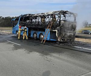 Na A2 na wysokości Gręzowa zapalił się autobus turystyczny