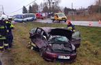 Tołcze. Autobus zderzył się z osobówką. Trzy osoby zabrane do szpitala