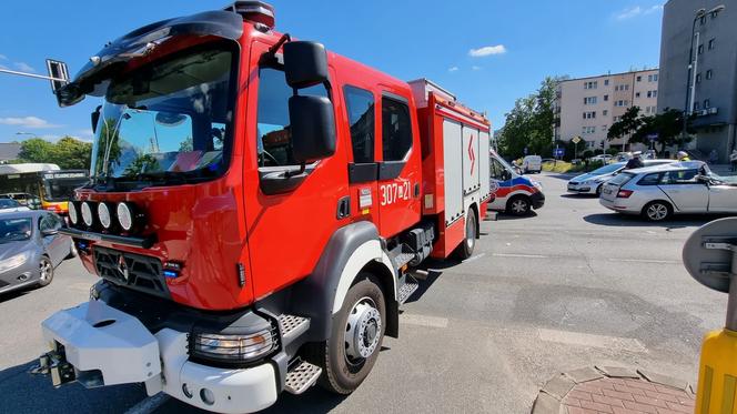 Huknął skodą w wóz strażacki. Osobówka jak zgnieciona puszka po napoju