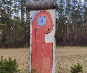 Największa kolekcja muru berlińskiego jest pod Wrocławiem. Na polu ustawiono kilkadziesiąt żelbetowych płyt z NRD