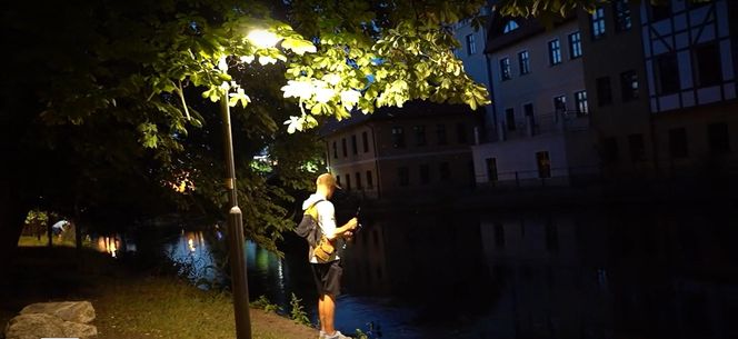 Wędkują w środku miasta i to nocą. Brda i centrum Bydgoszczy to raj dla miłośników street fishingu