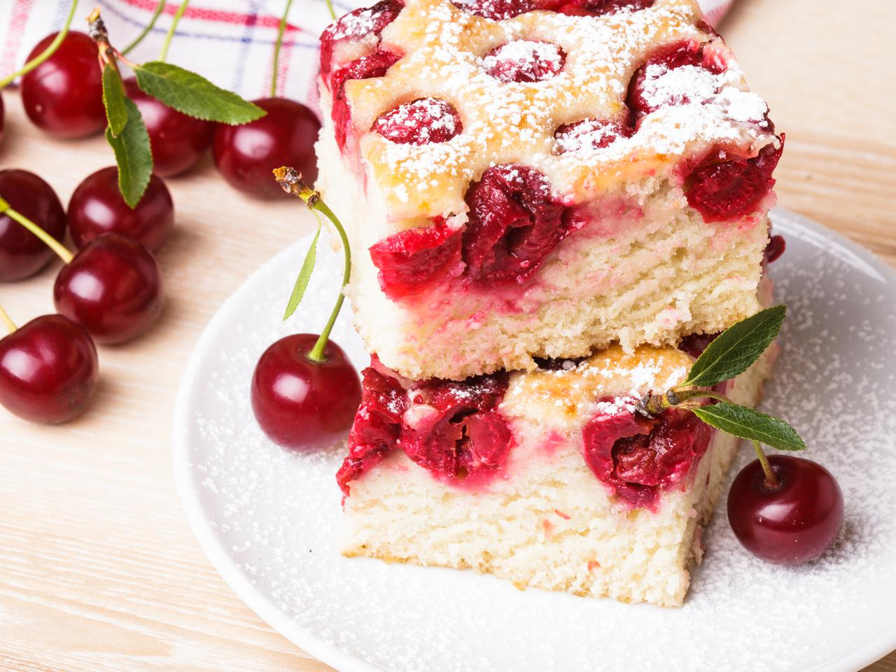 Ciasto czereśniowe z twarogiem: prosty przepis