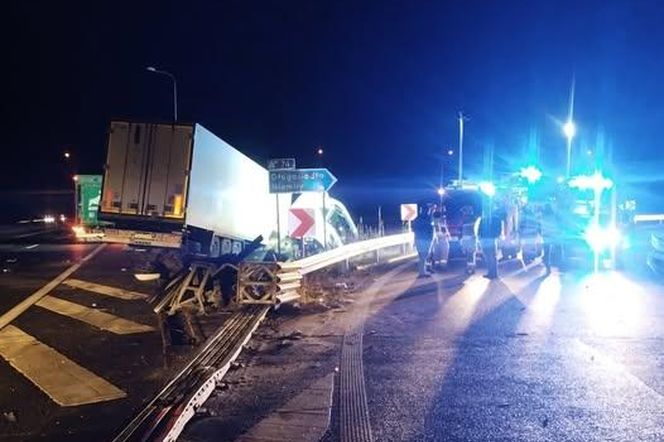 Tirem staranował barierki i runął do rowu! Poważny wypadek pod Wyszkowem