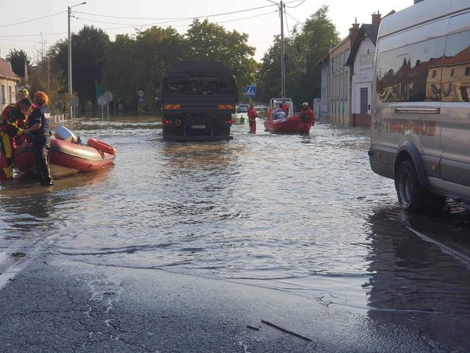 Opolskie. Powódź w Lewinie Brzeskim. 90 procent miasta zostało zalane [ZDJĘCIA].