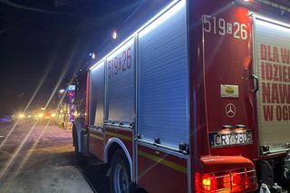 Matka z szóstką dzieci trafili do szpitala z podejrzeniem zatrucia. W mieszkaniu było czarno od dymu, na pomoc ruszyły cztery zastępy strażaków