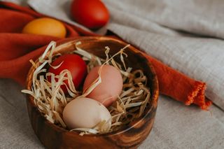 Pisanki jak malowane – ale nie farbami! Te naturalne barwniki nadadzą świątecznym jajkom piękne kolory