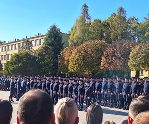 Uroczyste zakończenie szkolenia policyjnego w Katowicach. Ponad 200 nowych policjnatów