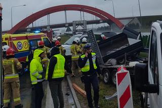 BMW rozbite w wypadku na A1! 39-latek huknął w dwa pojazdy obsługi autostrady [ZDJĘCIA]