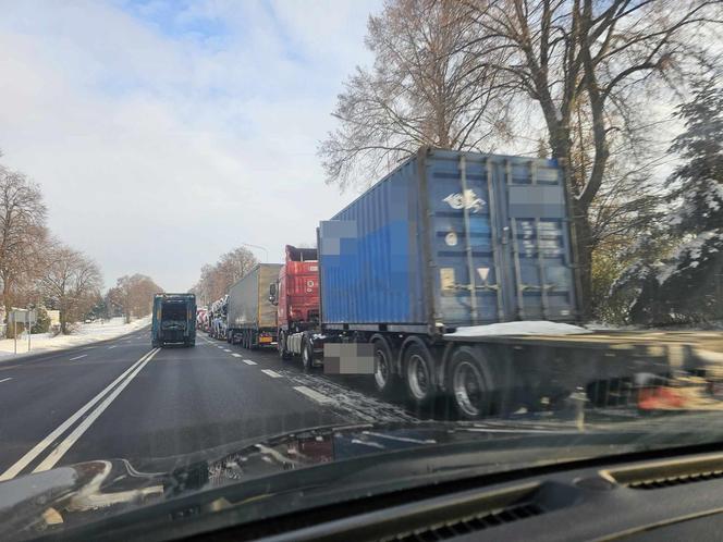 Rośnie frustracja kierowców tirów czekających na wyjazd z Polski do Ukrainy