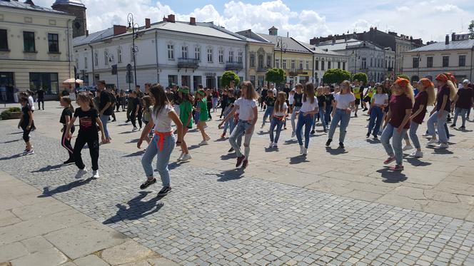 Młodzież z Nowego Sącza zatańczyła przed ratuszem