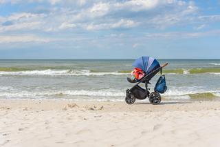 Kołobrzeg: dziecko w wózku na plaży z kartką nie budzić. Trudno uwierzyć, gdzie była wtedy matka