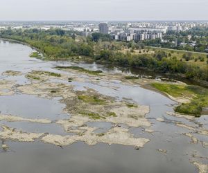 Wisła wysycha. Tak źle nie było nigdy w historii. Zdjęcia z lotu ptaka obrazują skalę suszy