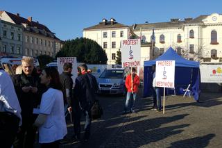 Rezydenci z bydgoskich szpitali protestowali na Starym Rynku