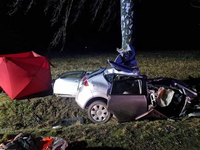Koszmarny wypadek w gminie Raciąż. Nie żyje młody chłopak. Jego osobówka wyleciała z drogi i gruchnęła w drzewo