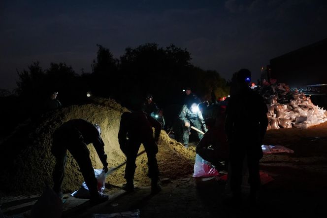 Fala kulminacyjna we Wrocławiu. Trwa uszczelnianie wałów. Nocna obrona miasta przed wielką wodą