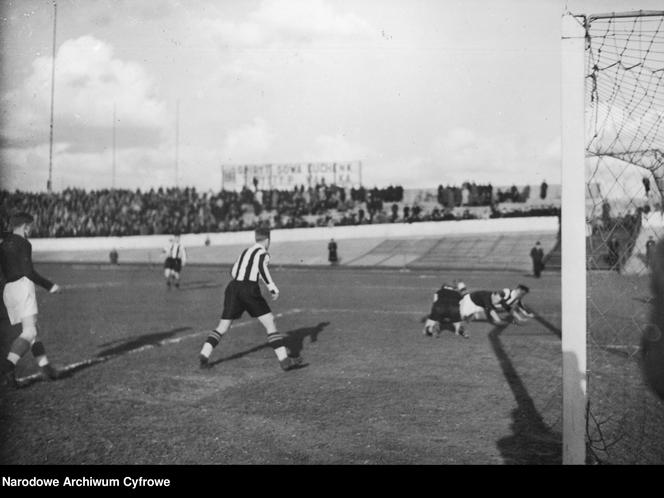 Stadion Legii Warszawa sprzed 90 lat. Na nim rozgrywano pierwsze mecze drużyny