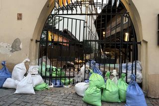 Wrocław szykuje się na powódź. W centrum wszędzie leżą worki z piaskiem