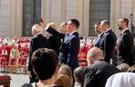 Podczas pogrzebu papieża Franciszka Marszałek Sejmu Szymon Hołownia robi sobie selfie 