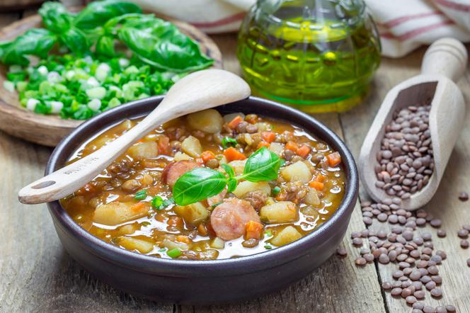Gulasz z soczewicy z kiełbaskami: syci i rozgrzewa