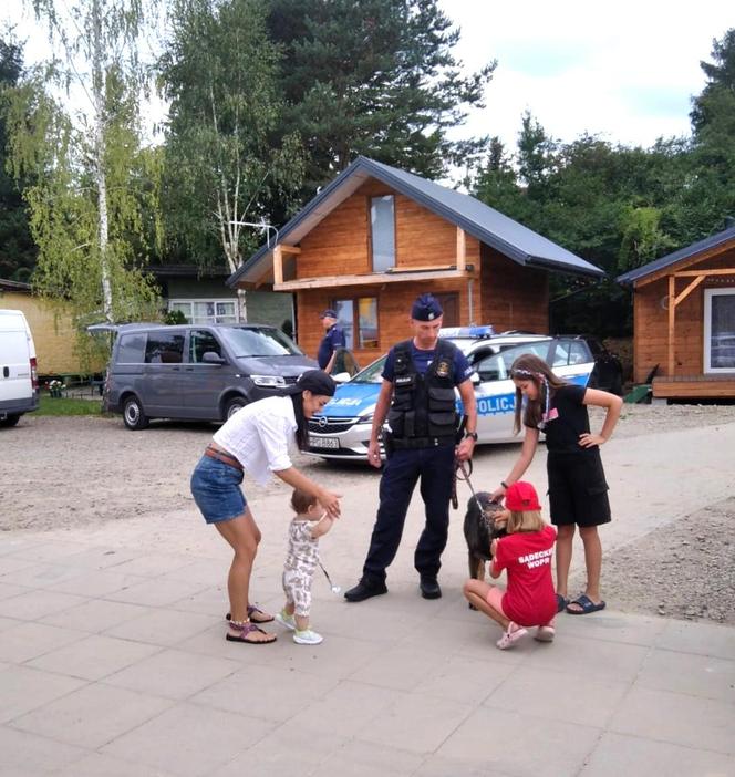 Policjanci nad Jeziorem Rożnowskim przypominali o bezpieczeństwie nad wodą 