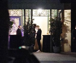 Anna Lewandowska w nocy pali elektryczne papierosy