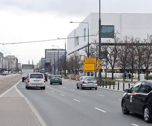 Marszałkowska w Warszawie zostanie zwężona. Tak wygląda przed przebudową 