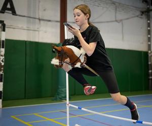 Zabawa konikiem na patyku? Nie! To hobby horsing. O takim sporcie jeszcze nie słyszeliście!