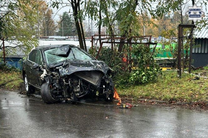 Wypadek w Tarnowskich Górach. Nietrzeźwy 18-latek wyleciał z drogi i uderzył w wagon pociągu. Jedna osoba w szpitalu
