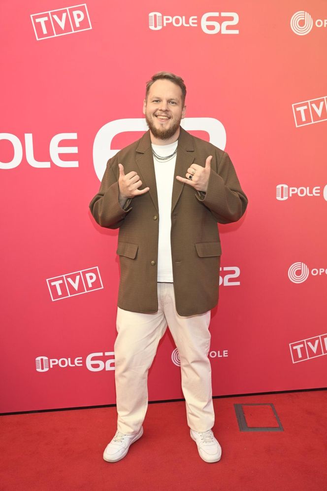 Konferencja prasowa 62. edycji Krajowego Festiwalu Polskiej Piosenki w Opolu. Tłum gwiazd na czerwonym dywanie