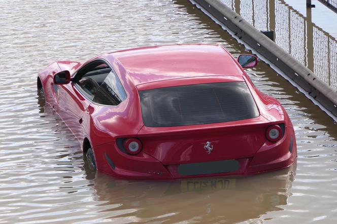 Ferrari FF przegrało z wodociągiem. Czy Matka Natura uwzięła się na sportowe auta?