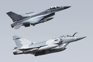 Ukraina rozmawia z Francją o wzmocnieniu obrony powietrznej. Na horyzoncie samoloty Mirage 2000 
