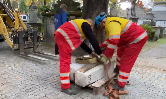 Tramwajarze weszli na Powązki. Co oni tam robili?