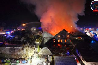 Pilna ewakuacja 200 osób z klubu muzycznego na Mazowszu. Wybuchł potężny pożar. Ranna jedna osoba