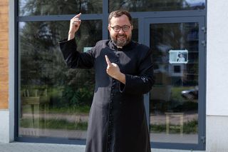 Kaplica pęka w szwach, ksiądz chce ją wykupić. Potrzeba milionów