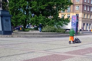 Na placu Lotników kosili bruk?