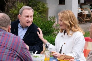 M jak miłość odc. 1813. Staszek (Sławomir Holland), Krystyna Banach (Dorota Chotecka-Pazura), Tadeusz (Bartłomiej Nowosielski), Józef Modry (Stefan Friedmann)