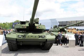 Leopard 2A8 na tle czołgu Leopard 2A-RC 3.0 z wieżą bezzałgową. 