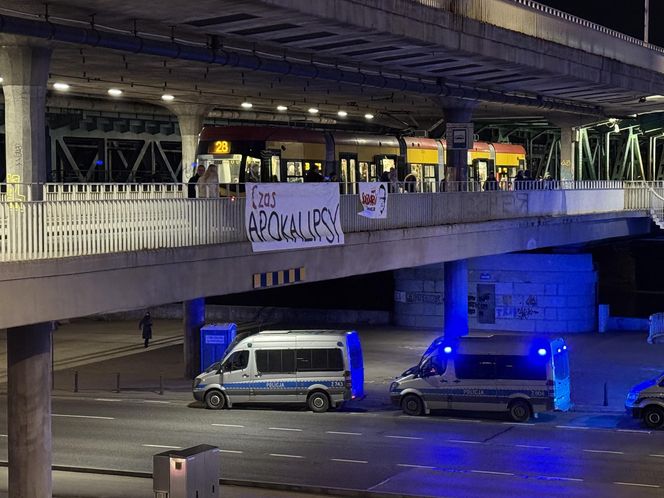 Warszawa. Ostatnie Pokolenie kontra policja. Kolejna próba zablokowania Wisłostrady [ZDJĘCIA].