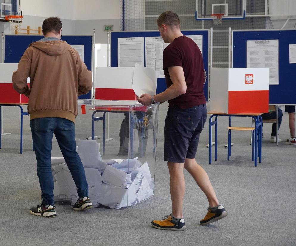 Wybory samorządowe 2024 w województwie pomorskim. Mieszkańcy wrzucają swoje głosy do urn