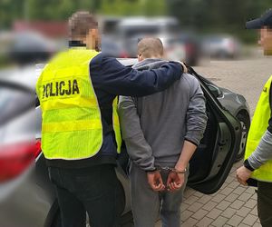 Nielegalna broń i substancje w samochodzie. Zatrzymano 23-latka w Warszawie