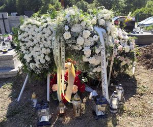Pogrzeb Justyny i Zbigniewa. Ich groby utonęły w białych kwiatach
