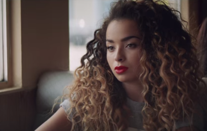 Ella Eyre kadr z teledysku