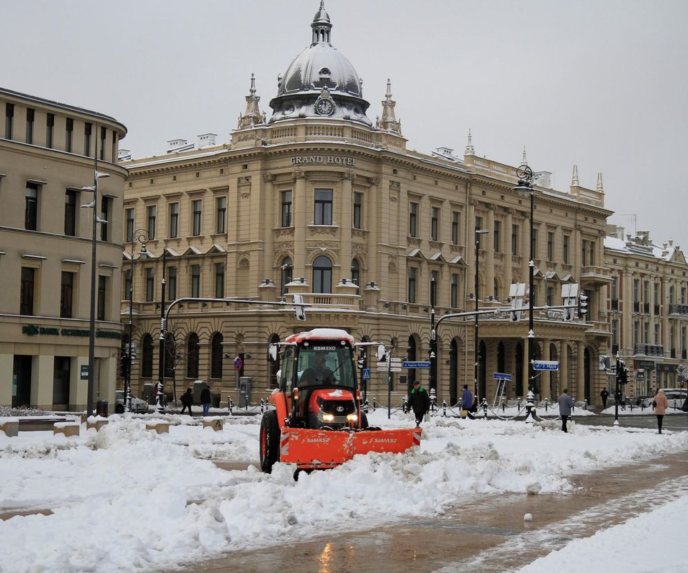 „Drogowcy” ruszyli do pracy. Za nami pierwsza akcja zimowego utrzymania dróg