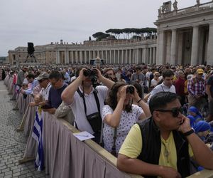Leon XIV podczas modlitwy Regina Caeli zaapelował o modlitwę o powołania i odwagę dla młodych ludzi