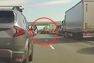 Kierowca bmw popędził autostradą A2 korytarzem życia za strażakami. Policjanci mówią, że mógł to zrobić