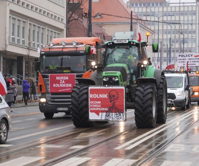 „Zielony Ład=Głód”, „Mleko nie jest z Biedronki”. Te hasła pojawiły się na proteście rolników w Olsztynie [ZDJĘCIA]